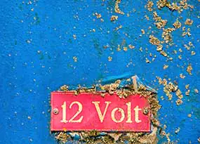Schild: 12 Volt